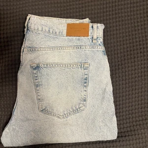 Jeans med slits  - Högmidjade Jeans från Gina Tricot ”Premium Denim”  Samma model som på bilden fast dessa är med stentvätt.  Även en slits längs ner på innersidan av benen 