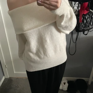 Off shoulder  - Ny vit off shoulder tröja ifrån hm. Älskar denna tröjan behöver bara pengar. Super fint skick och den passar Xs, s och m. Älskar hur den sitter. Skulle säga att den är mer en S än xs.