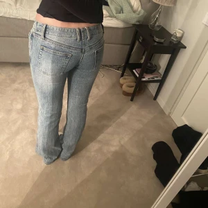 lågmidjade jeans - super fina lågmidjade bootcut jeans från brandy melville i strl S💞