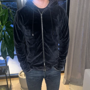 Limitato zip hoodie - Skick: använd fåtal gånger 9,5:10 Storlek M men passar S    Nypris 4000kr