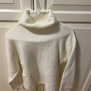 Jättefin stickad tröja - Säljer denna jättefina tröja från zara som tyvärr inte kommer till användning!!! Använd 2 gånger😍😍