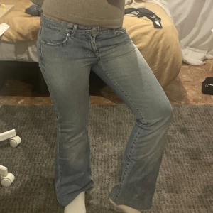 Lowrise  bootcutjeans - Snyggaste lågmidjade utsvängda jeansen som har fina rosa detaljer där bak 😍😍skriv för mått, kolla in mina andra jeans 