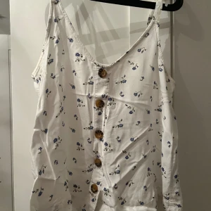 Blommigt linne - Blommigt linne från hollister, minns inte när det är köpt men inte använt så värst mycket! Fint skick. Storlek M men passar S också💌