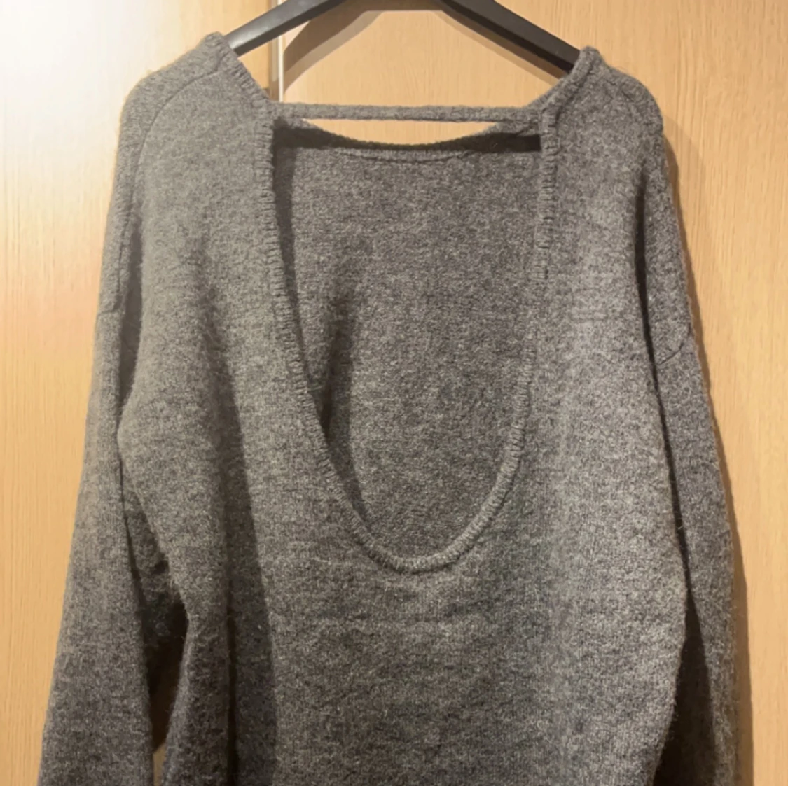 Stickad tröja med öppen rygg  - 90