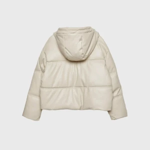 Puffer jacket Stradivarius  - Stradivarius jacka i strl S men passar både M och XS.  Oanvänd, aldrig kommit till användning.💌 Köpte för 629, säljer för 459 💌 Pris kan även diskuteras!