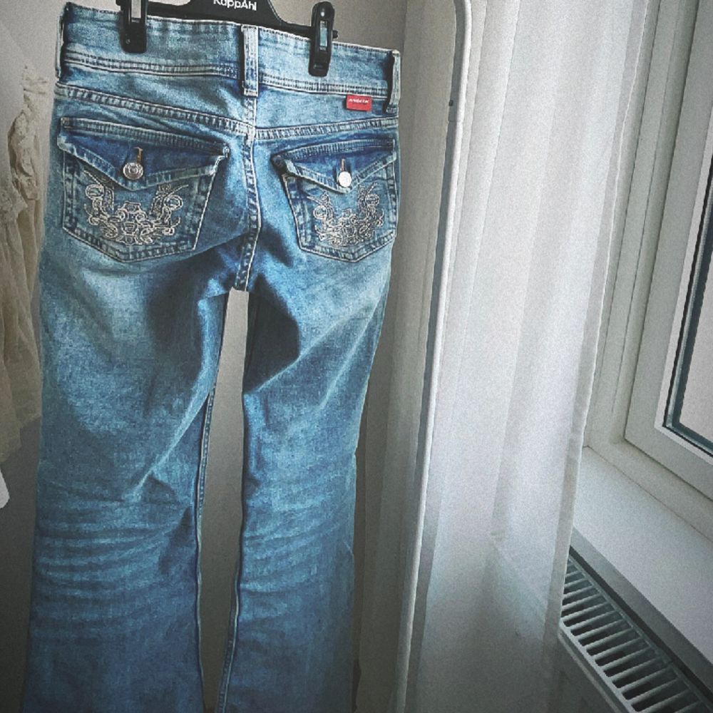 Jag säljer min hm jeans i nyskick utan defekter, storlek 32, skriv för mer bilder💕💕. Jeans & Byxor.