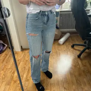 Hej!  Säljer dessa jeans från Gina tricot är i använt skick, säljer pågrund av för små☺️