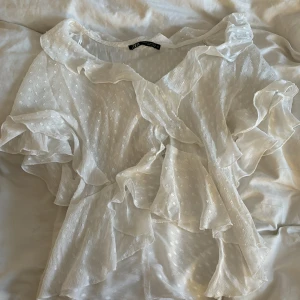 Topp från zara - Super fin topp från zara, inga defekter och är använd 3 gånger❤️