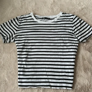 Randig t-shirt  - Nästan som ny, storlek S men Passar en M också