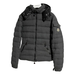 Moncler jacka  - Säljer min super fina och unika mocler jacka i modellen Bady ladies jacket! Storlek S. Den är grå i ull på utsidan!🥰🥰 Köpt på Vestiaire för två månader sedan, knappt använd då den var för liten för mig. Den är i nyskick!✨😍
