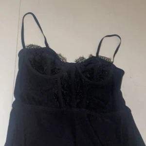 Svart Urban Outfitters Korset Klänning - Fin svart korsett klänning från Urban Outfitters. Använt 2 ggr. Nypris 750kr