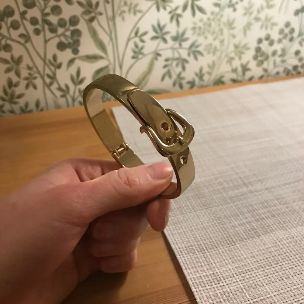 Snyggt guldarmband som ser ut som ett bälte, går att öppna. aldrig använt.. Accessoarer.