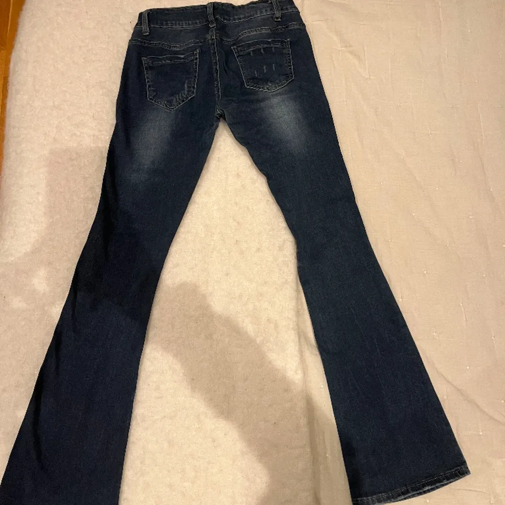 Världens snyggaste lågmidjade bootcut jeans med coola slitningar!!❤️‍🔥❤️‍🔥 Midjemåttet-35cm rakt över Innerbenslängden-82cm. Jeans & Byxor.