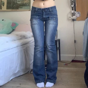 Lågmidjade jeans - (bilden är på tjejen jag köpte av) Superfina jeans som jag säljer då de blivit för stora för mig. Innerbenslängd: ca 80cm. Passar mig som är 176cm lång. Finns ingen storlek men skulle säga ca S-M, de är stretchiga också💗💗