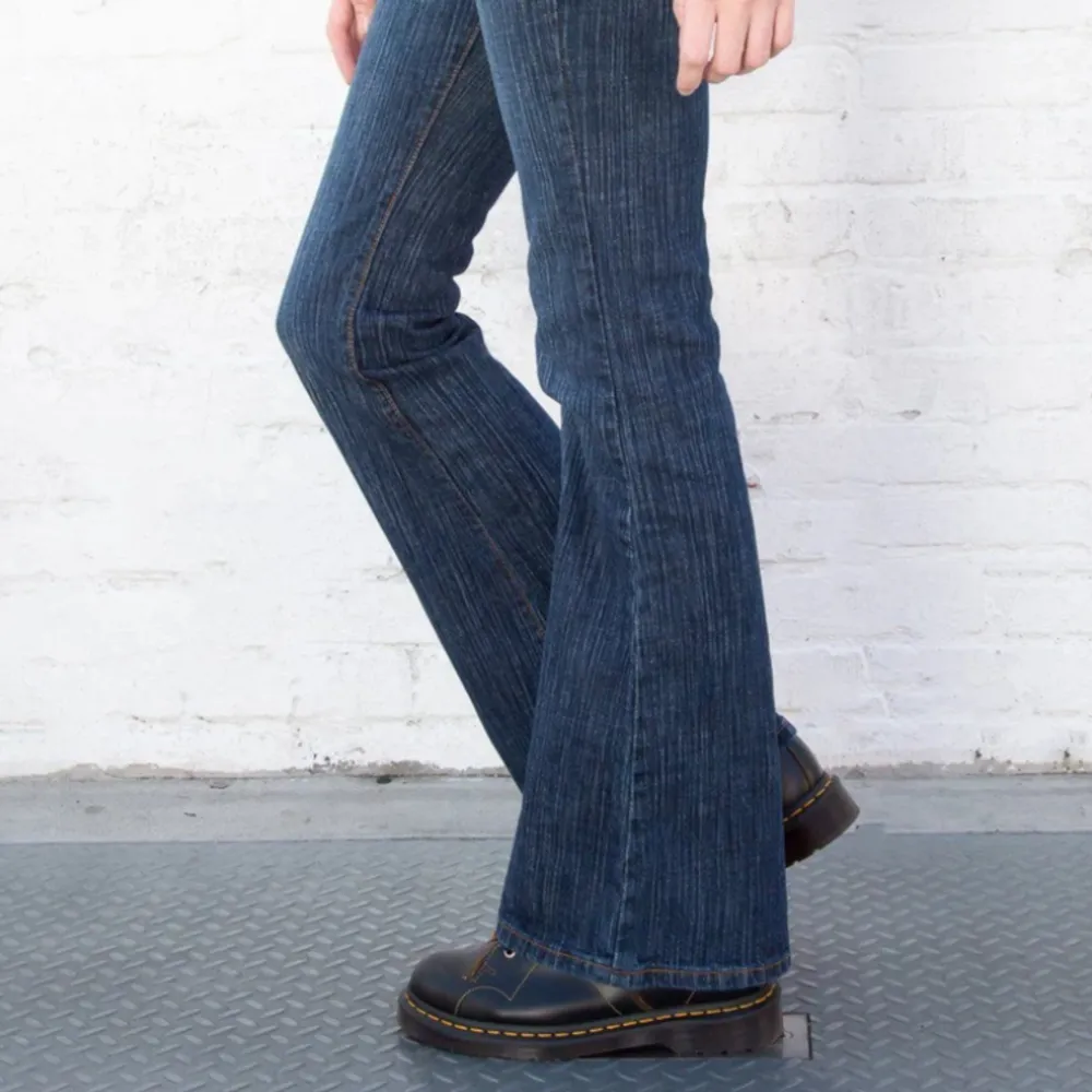 Supersnygga jeans från Brandy Melville! Tyvärr för stora för mig, därför säljer jag dom💘tveka inte att skriva om frågor! Tryck gärna på köp nu🤍 älskar färgen, flared.. Jeans & Byxor.