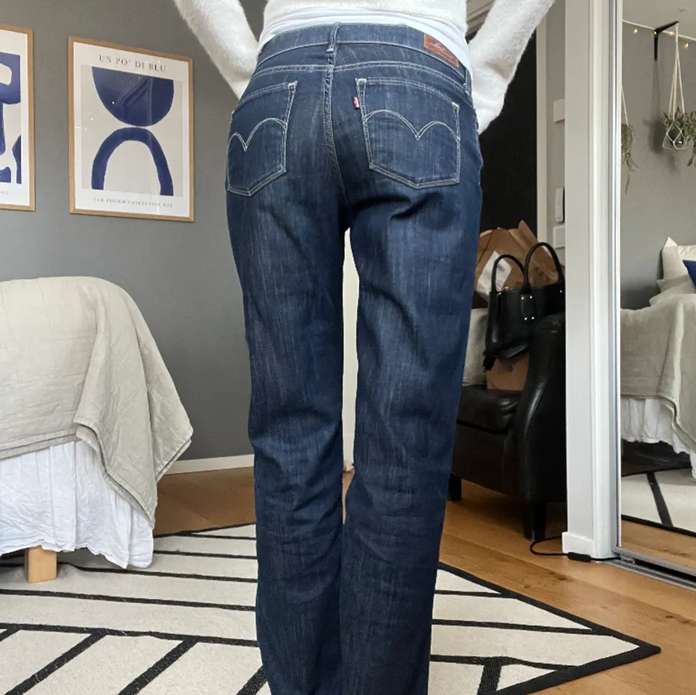 Asballa lågmidjade jeans från Levis i en jättefin mörk tvätt!! Strlk 28 i midjan, passar mig som är 174 lång och har S i byxor!🌸. Jeans & Byxor.