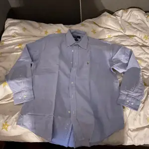 Hej! Säljer min sprillans nya RalphLaurenSkjorta då den var i fel storlek. Skick 10/10! Skjortan är i storlek Medium.  Pris kan diskuteras vid snabb affär.  Mvh Valle