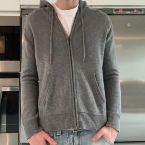 Stickad zip up - Snygg och fräsch stickad ulltröja. Inga noppror eller defekter. 100% ull.  Köpt på brothers. Priset är inte hugget i sten