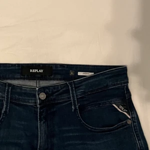 Replay anbass 31/32 - Säljer mina superfina replay anbass i färgen blå. Sparsamt använda och inga defekter. Nypris 1799kr, köp för endast 599kr