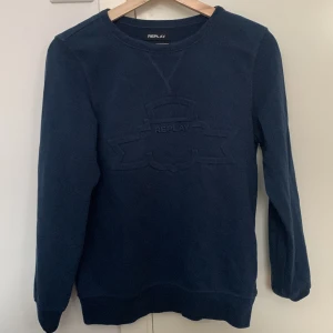 Replay  - Säljer denna snygga blåa replay tröjan. Fint skick. Säljer den för den inte passar mig längre 