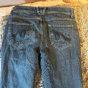 Snygga vintage jeans, säljer då de är för stora för mig 💞 jag är 169. Skriv för mått 🫶🏼