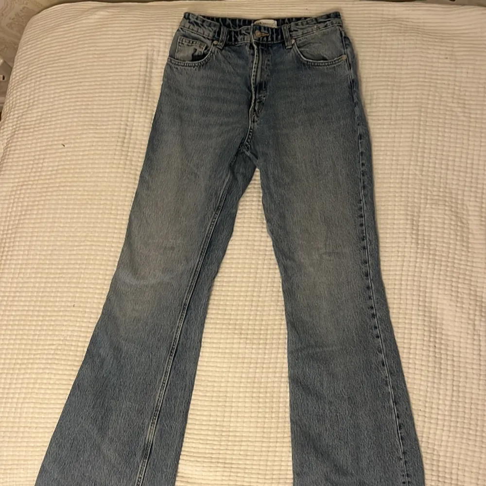 Zara jeans storlek 38, säljer pågrund av att de inte passar mig längre 💕. Jeans & Byxor.