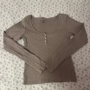 Jättefin brun (den ser grå ut på bilden) tröja från brandy Melville! Köpt här på Plick men är i fint skick och endast använd ett fåtal gånger. Säljer pga av att den inte kommer till användning. Skriv för fler bilder/ frågor. 