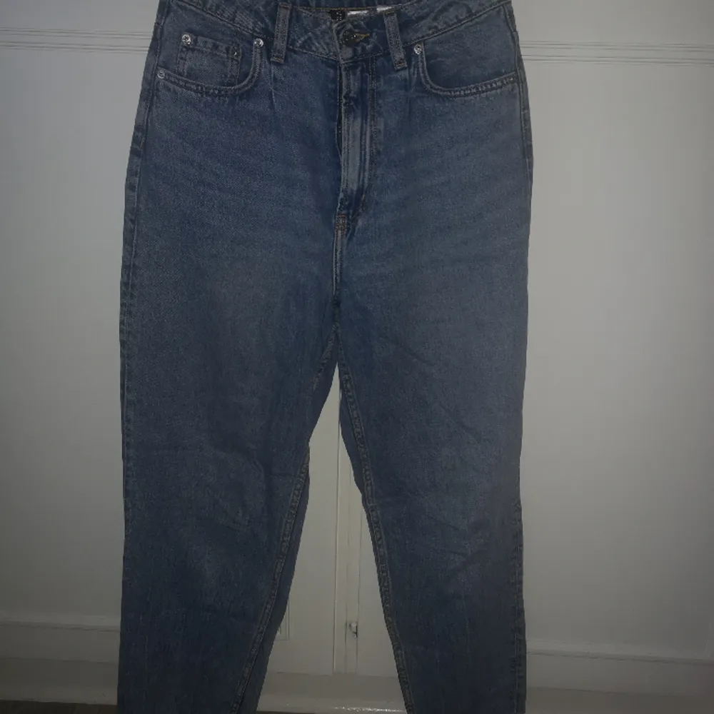 Säljer dessa baggy byxor som inte längre används. Dem är väl omhändertagna och ungefär likadana som dagen jag köpte dem. . Jeans & Byxor.