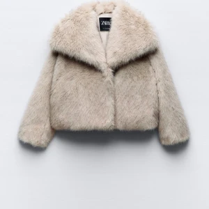Zara pälsjacka - Säljer denna skitsnygga pälsjackan i stl M ifrån Zara då den inte kommer till användning längre. Bra skick, slutsåld på hemsidan.💗💞💕🩷