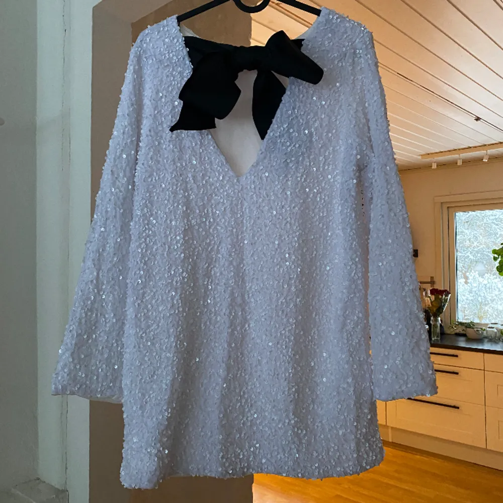 Ny paljettklänning från EllaButik endast provad aldrig använd, storlek S. Klänningar.