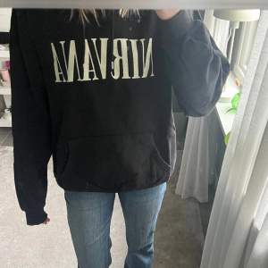 Svart Nirvana hoodie i storlek L, men jag skulle säga att den är mer som en M.💖vitt tryck på ryggen🌸