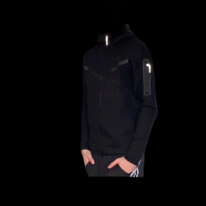 Nike Tech Fleece - NEDSATT FRÅN 1250!  Nike tech fleece! Slutsåld nästan överallt så skynda o köp denna! Oanvänd. Svart. Riktigt skön och snygg! Strl: M. Tröjan har luva.