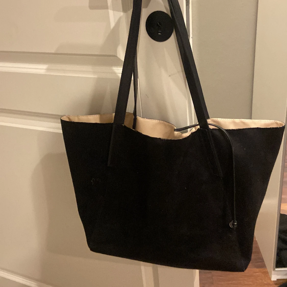 En hand väcka svart 