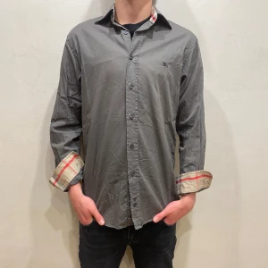 Burberry skjorta  - Hej! Säljer nu min skjorta från märket burberry i storlek M. skjortan är i fint skick, tveka inte på att höra av dig om du har frågor eller funderingar kring skjortan! 