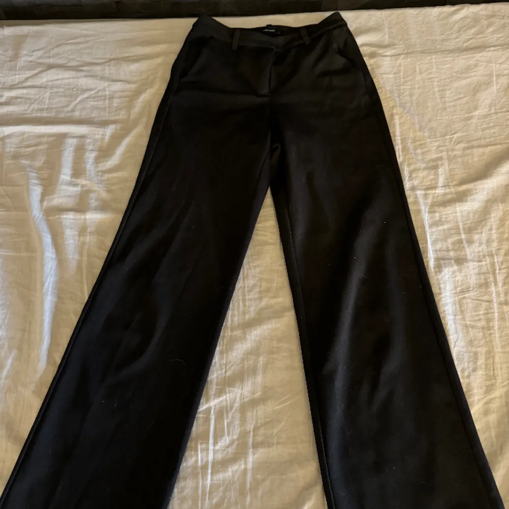 Svarta kostymbyxor från Vero Moda säljer för dom är för små för mig.. Jeans & Byxor.
