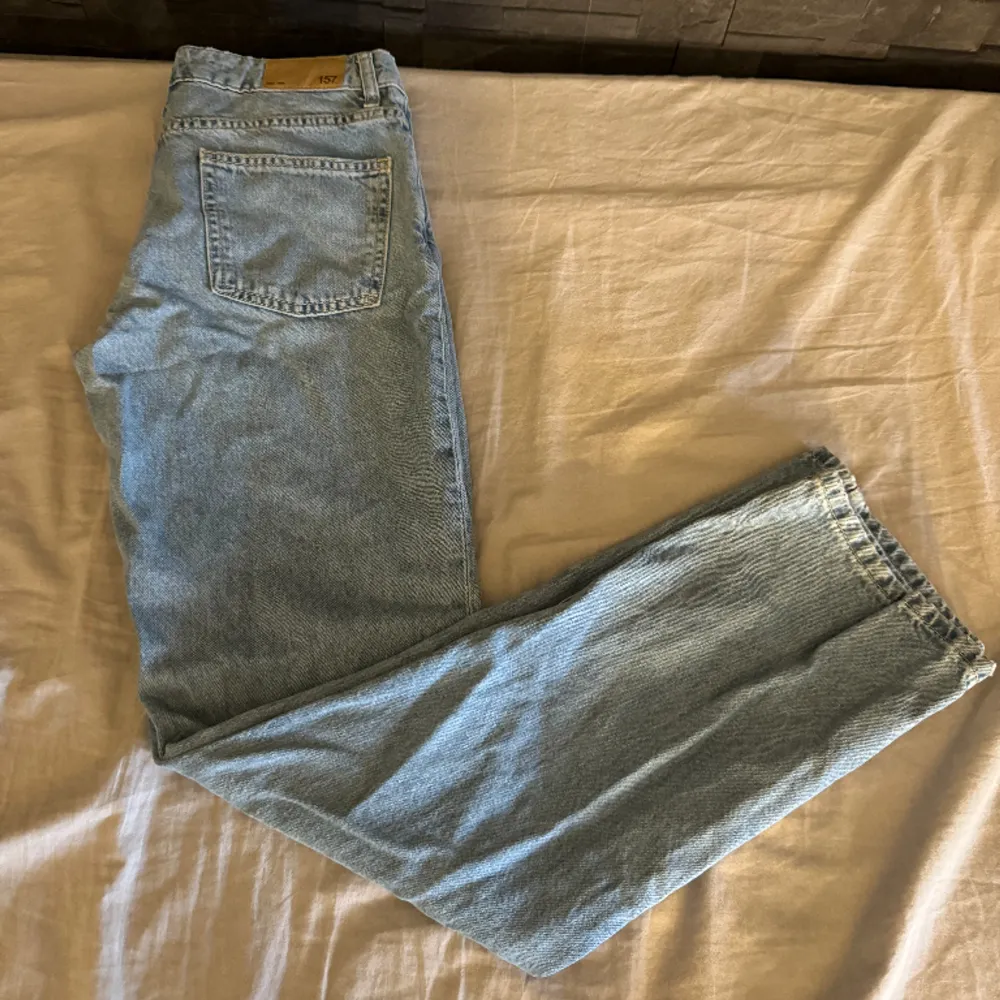 Ett par lågmidjade jeans från lager 157 knappt använda säljer för dom är för små för mig nu. . Jeans & Byxor.