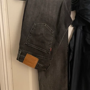 Levis jeans 514 - Säljer dessa jeans W33/L34