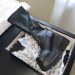 Demonia shaker -65 boots goth - Helt oanvända skor. Säljer då dom inte kommer till användning. Nypris 1500kr+tull 