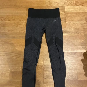 träningstajts  - Superfina träningstajts från adidas, storlek D