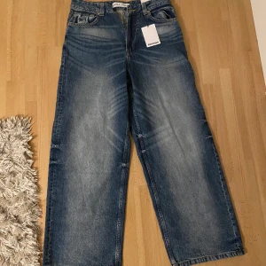 Nya bershka jeans - Nya bershka jeans, aldrig använda med lapp kvar. Modell "superbaggy" och storlek 42. Cool tvätt på byxorna. Nypris 400.