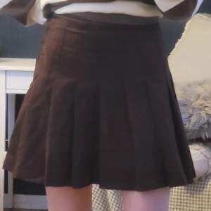 Sällan använd kjol jag inte gillar färgen på längre. Väldig högmidjad