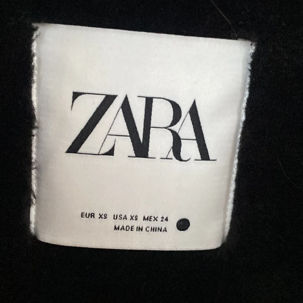 Säljer denna jättesnygga jackan ifrån Zara, den är använd men används inte längre då jag har flera andra jackor som används mer. Bra skick, nästan som ny. Köpt för 1195, säljer för 800.. Jackor.