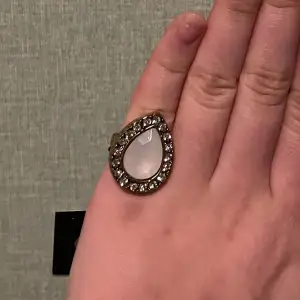 Guldig ring med en vit ”kristall” ifrån glitter, aldrig använd 💕