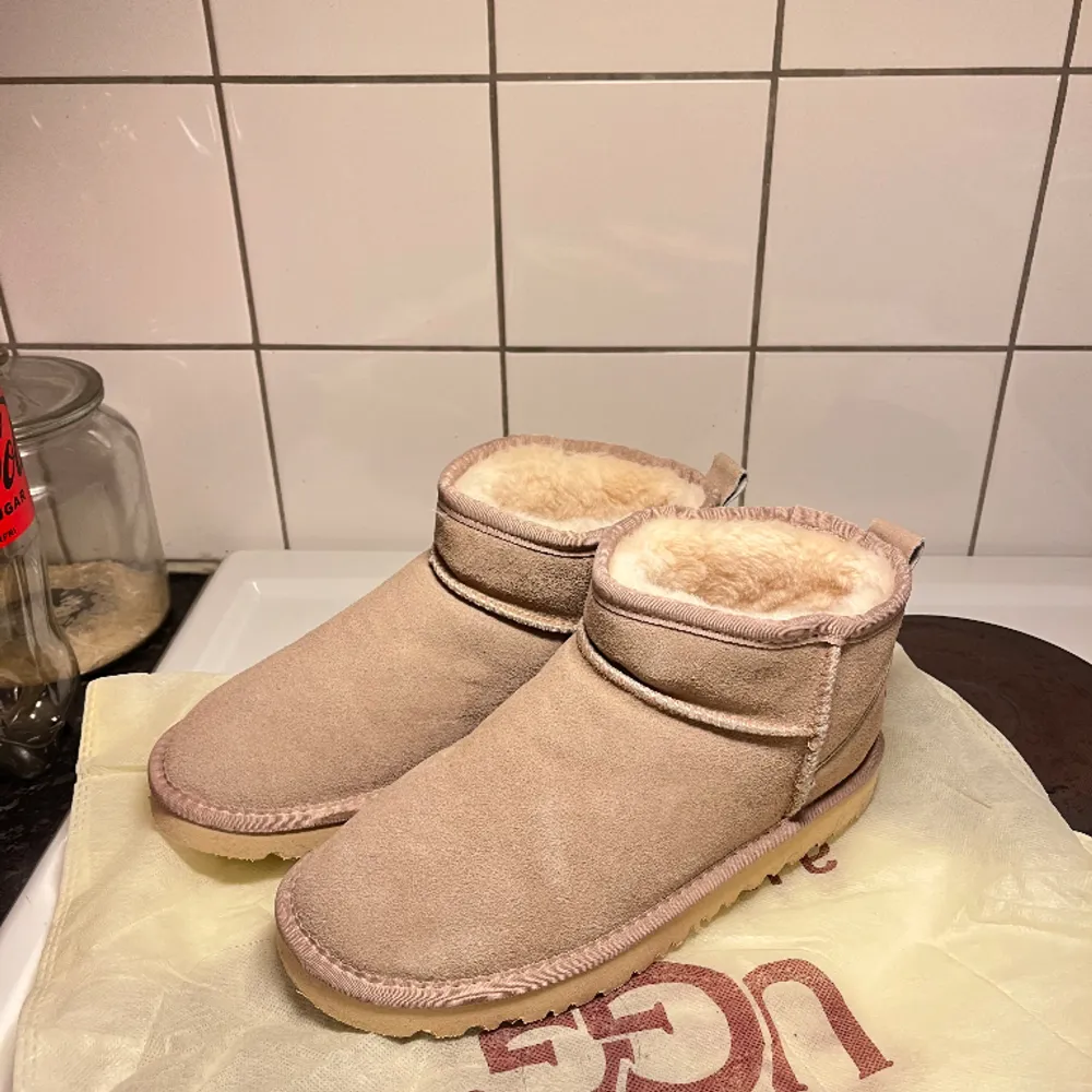 Helt nya UGG ultra mini AA i storlek 41, mer som 40. Skriv för mer info. . Skor.