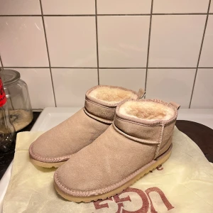 UGG ultra mini  - Helt nya UGG ultra mini AA i storlek 41, mer som 40. Skriv för mer info. 