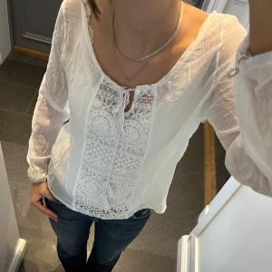 Vit mönstrad blus - Vit blus i storlek M🌸 Fint skick. Tror märket heter Niancengjian. Använd gärna köp nu!