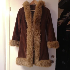 vintage afghan jacka strl XS - Vintage pennylane jacka från Gilmoora London i manchester med fejkpäls, köpt på plick, passar nog strl 32-34. Stängs med hakar. Har inga fickor. Är tyvärr för liten för mig men jag kan skicka bild på vid intresse samt mått. 