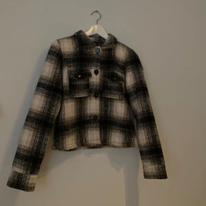 Mysig vårjacka! - Fin vårjacka med mönster. Perfekt när vi drar oss mot varmare väder snart.