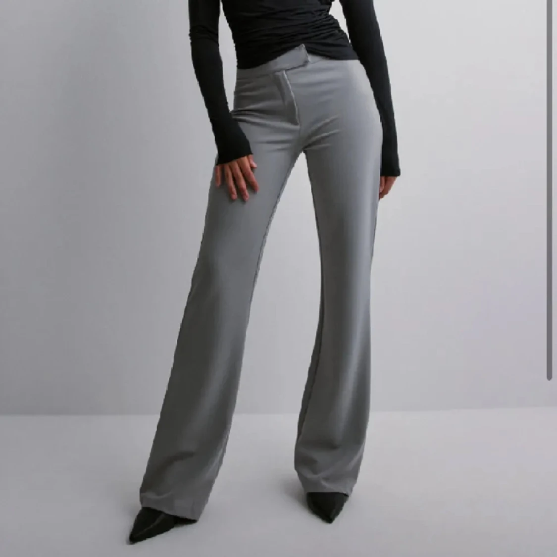 Gråa kostymbyxor 