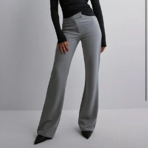 Gråa kostymbyxor  - Fina gråa kostymbyxor säljer för 350kr😊 pris kan diskuteras❤️aldrig använd!